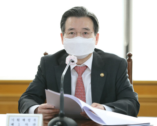 김용범 기획재정부 1차관이 24일 오전 서울 중구 은행회관에서 거시경제 금융회의를 주재하고 있다. <연합뉴스>